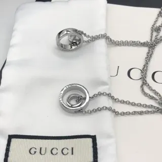 Gucci قلادة Interlocking Ring Pendant بلون فضي