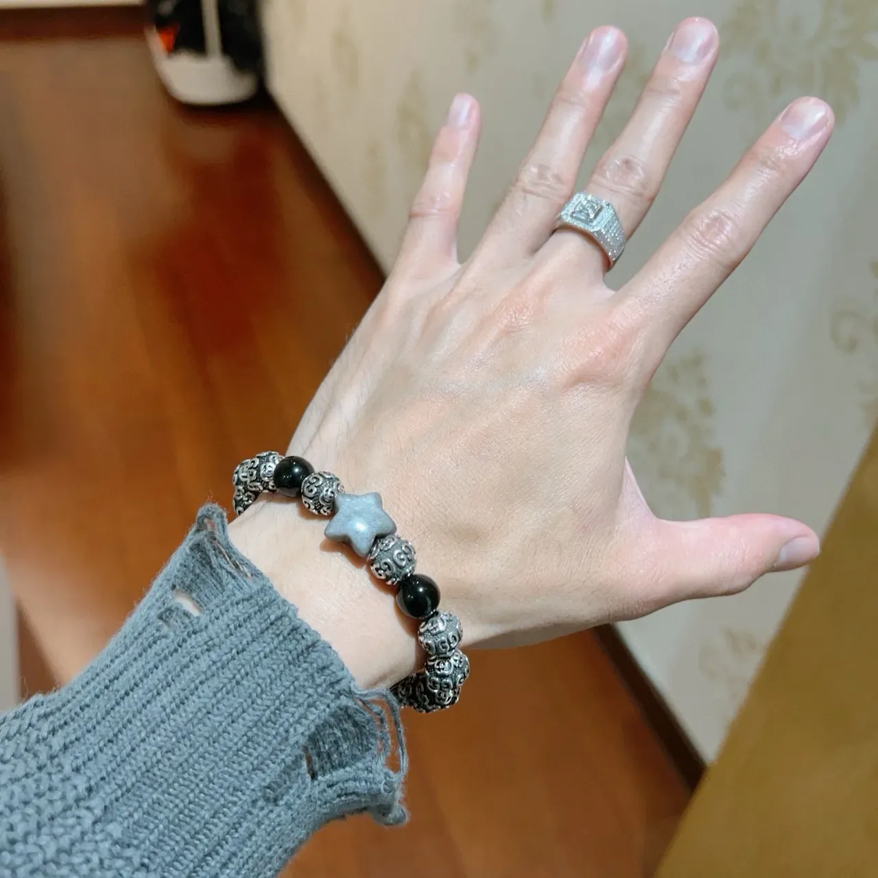 Gucci Ornate Scrollwork Metal and Black Stone Stretch Bracelet 8