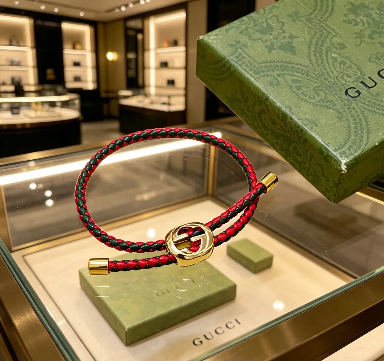 Gucci pulseira de couro trançado vermelho e verde interlocking G Clasp 2