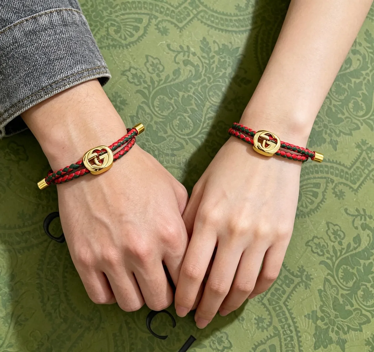 Gucci pulseira de couro trançado vermelho e verde interlocking G Clasp 5