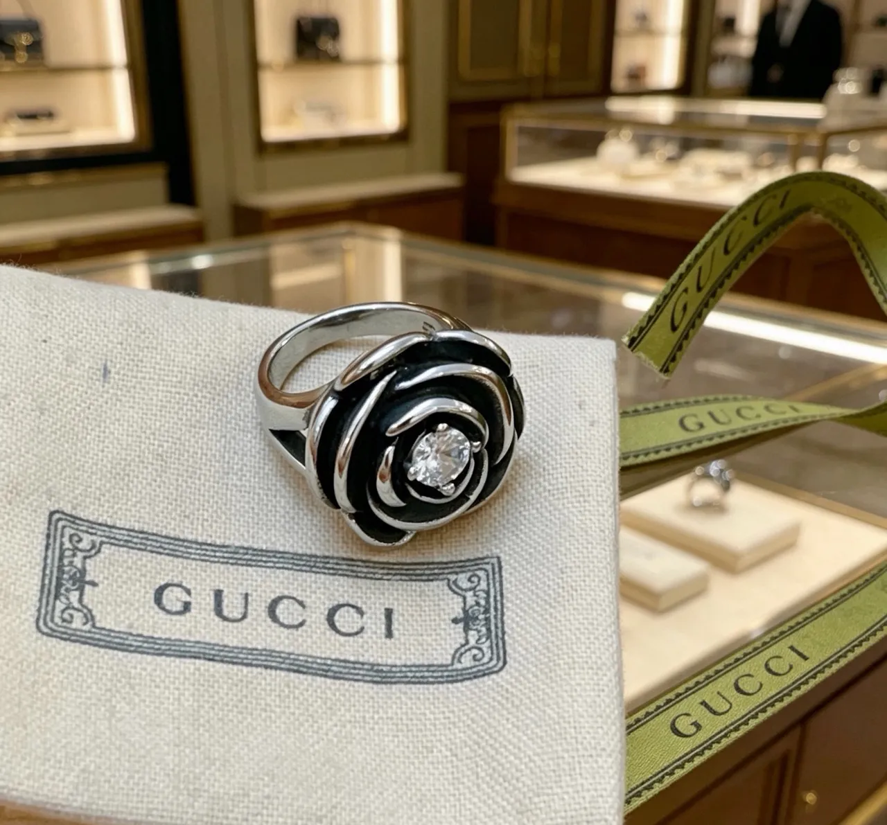 Gucci Bague Motif Rose Émail Noir et Cristal 2