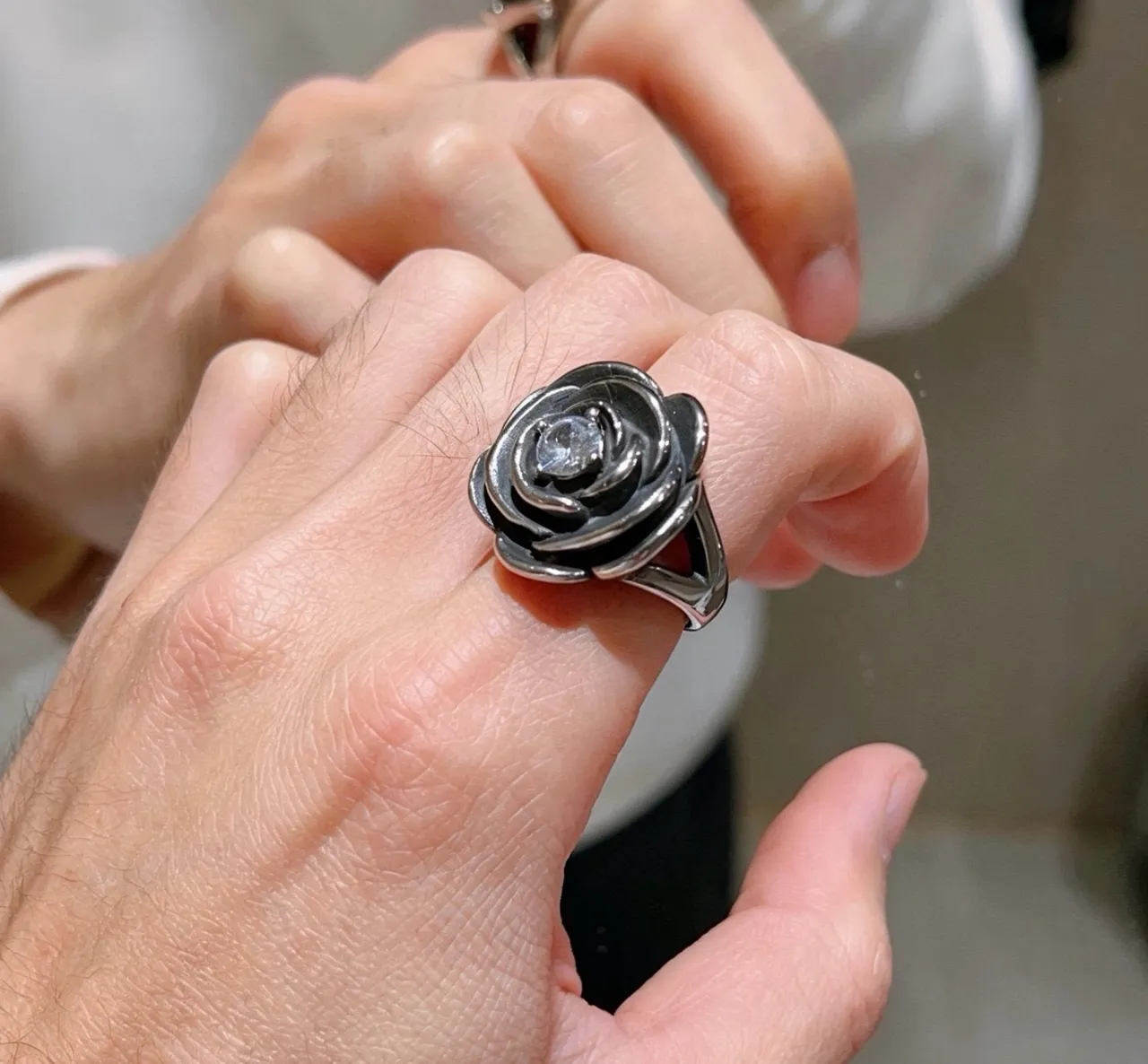 Gucci Bague Motif Rose Émail Noir et Cristal 3