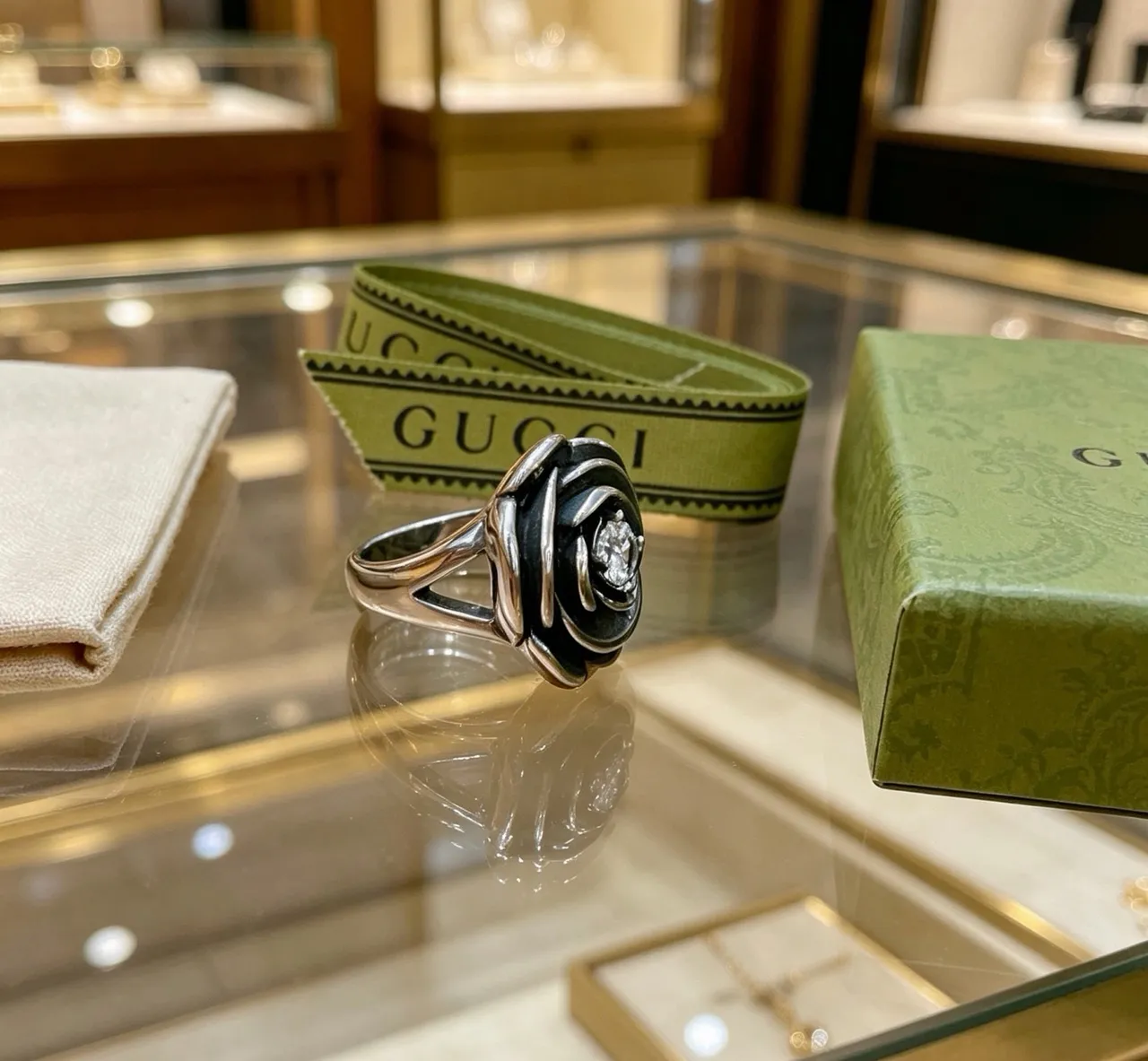 Gucci Bague Motif Rose Émail Noir et Cristal 4