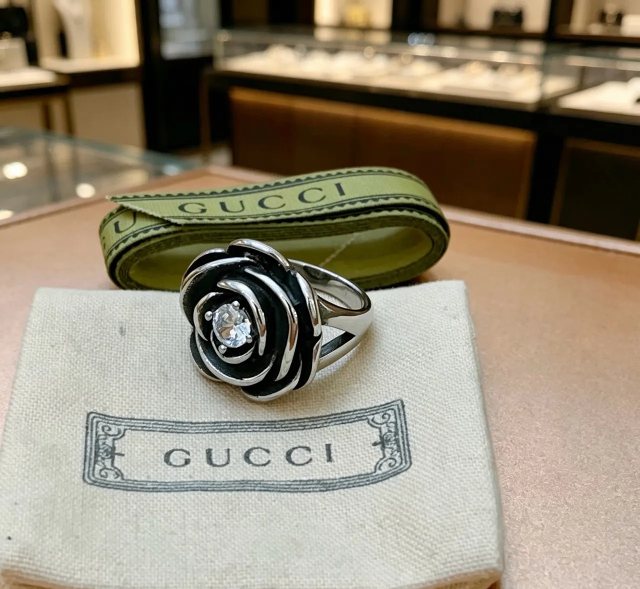Gucci Bague Motif Rose Émail Noir et Cristal 6