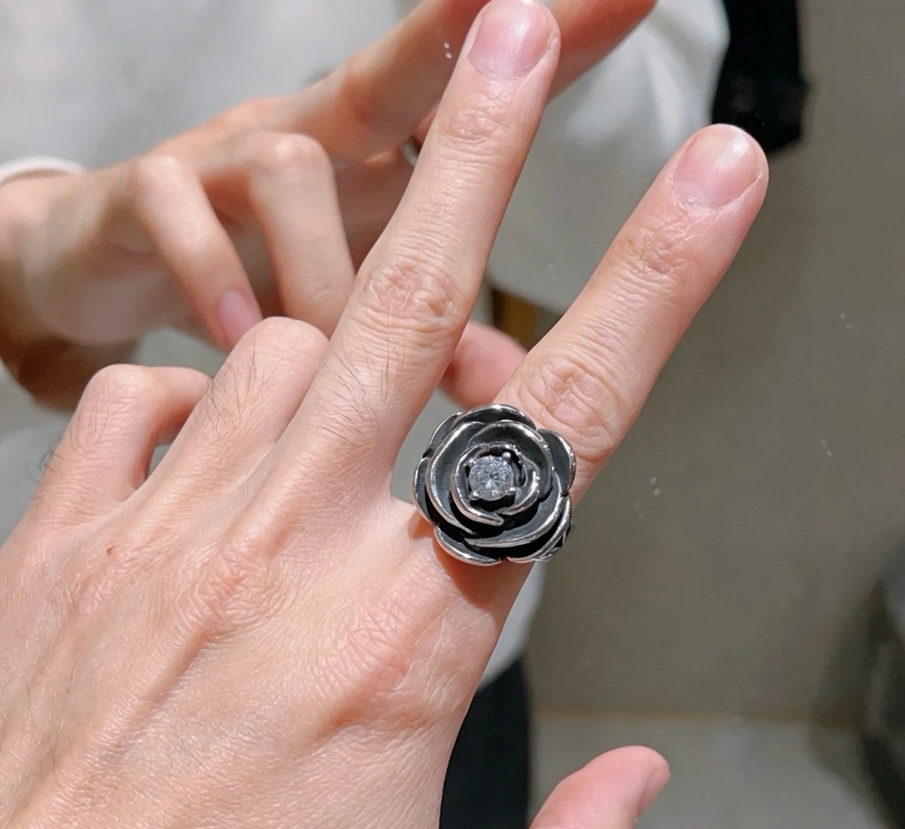 Gucci Bague Motif Rose Émail Noir et Cristal 7