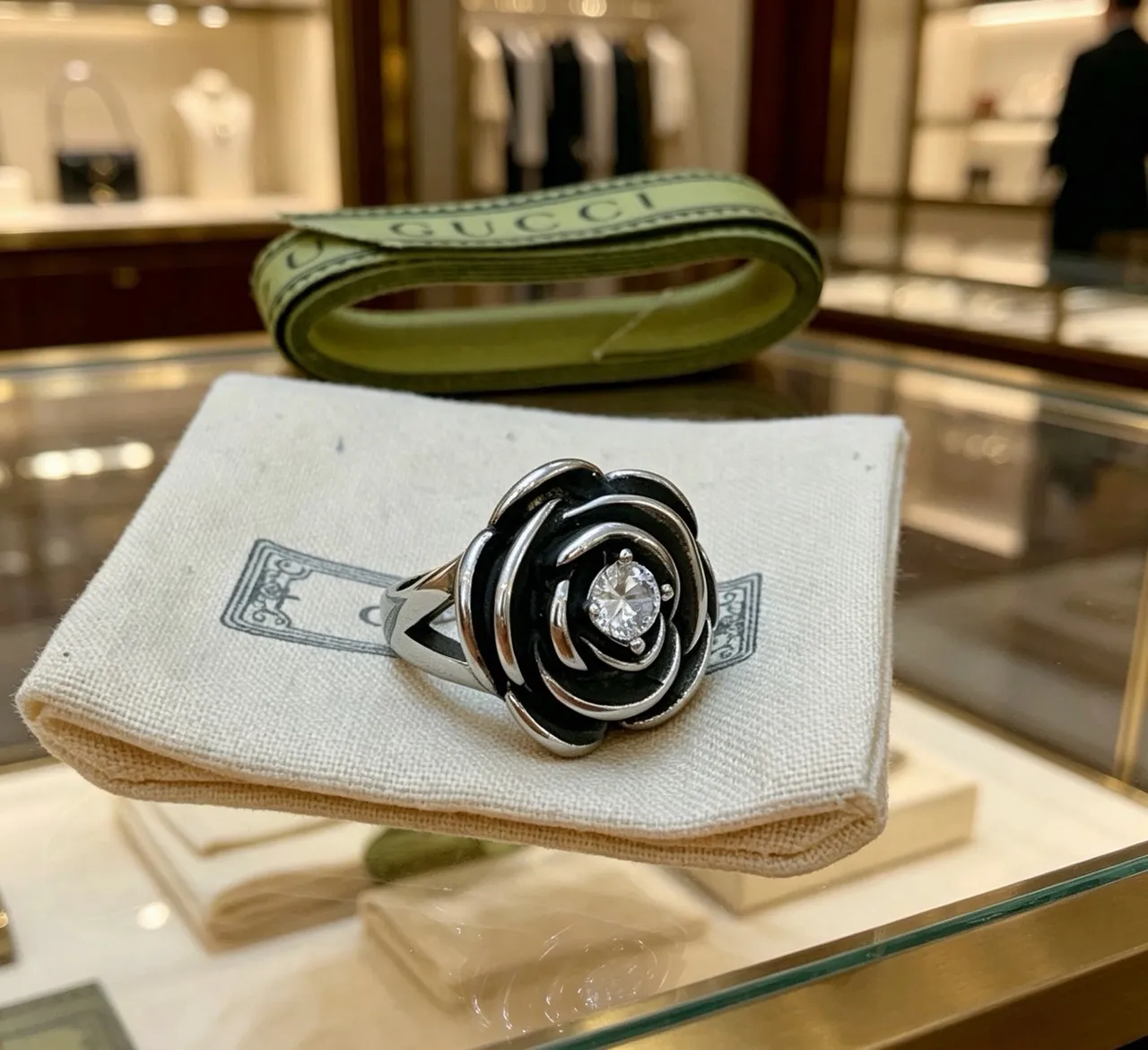 Gucci Bague Motif Rose Émail Noir et Cristal 8