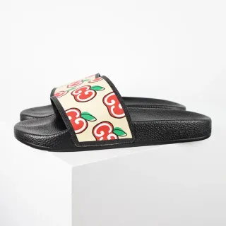 Gucci Screener Apple Print क्रीम और काला चप्पल
