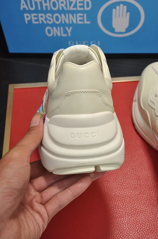 Gucci Screener Off-White sneakers de style de vie avec graphique arc-en-ciel 2