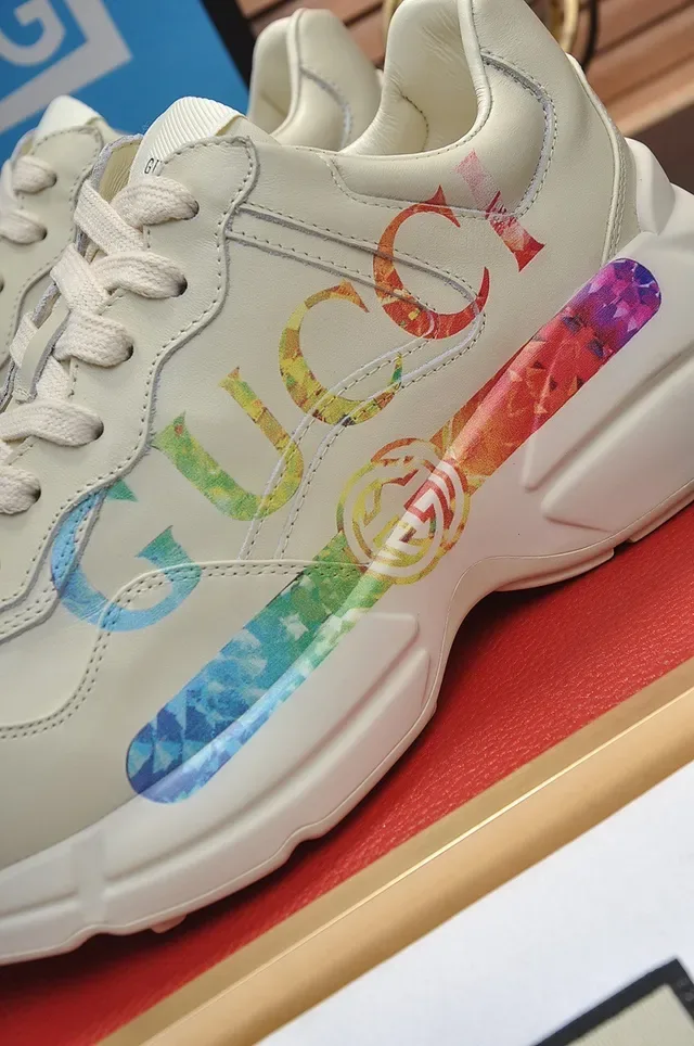 Gucci Screener Off-White sneakers de style de vie avec graphique arc-en-ciel 3