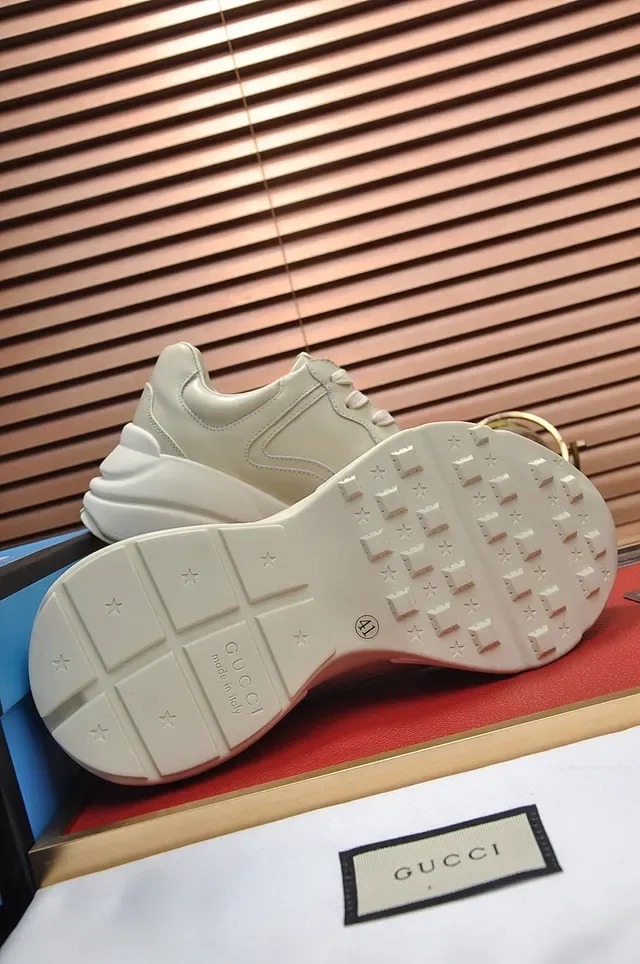 Gucci Screener Off-White sneakers de style de vie avec graphique arc-en-ciel 4