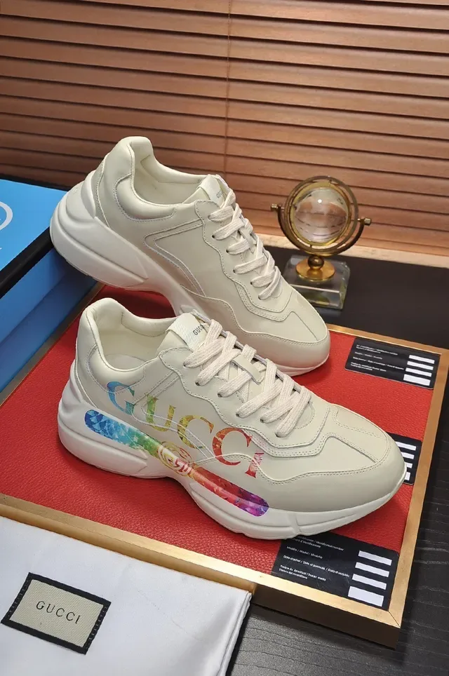 Gucci Screener Off-White sneakers de style de vie avec graphique arc-en-ciel 5