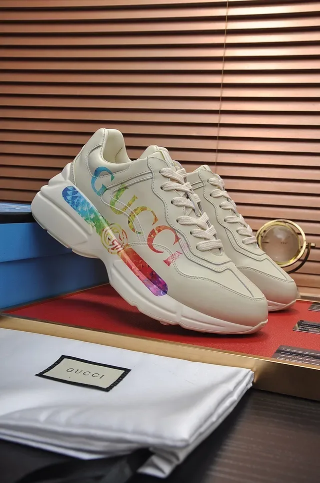 Gucci Screener Off-White sneakers de style de vie avec graphique arc-en-ciel 7