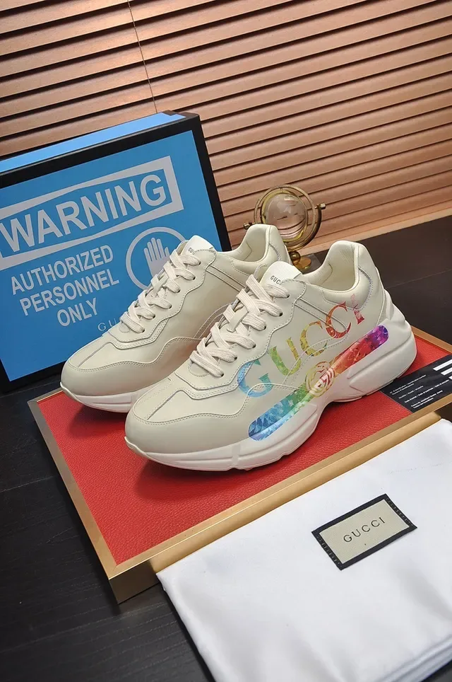 Gucci Screener Off-White sneakers de style de vie avec graphique arc-en-ciel 8