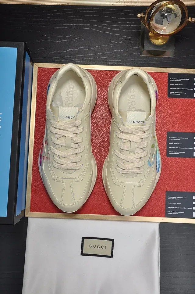 Gucci Screener Off-White sneakers de style de vie avec graphique arc-en-ciel 9