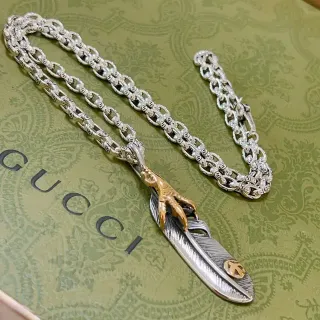 Gucci قلادة ريش فضية وذهبية