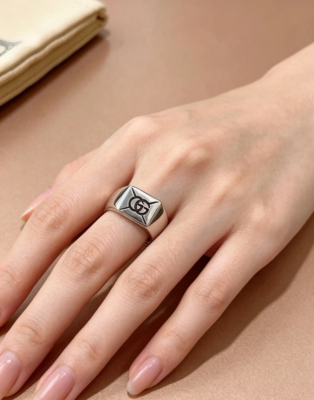 Gucci Silver Black Square Signet Polished Ring 5