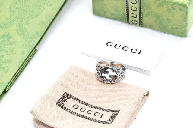 Anel Gucci Prata Preto Faixa Larga Detalhe Foliatado Gravado 4