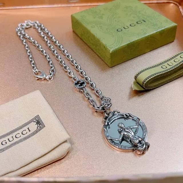Gucci Silver Green Curb-Link Chain Circular Sculptural Pendant Necklace 4