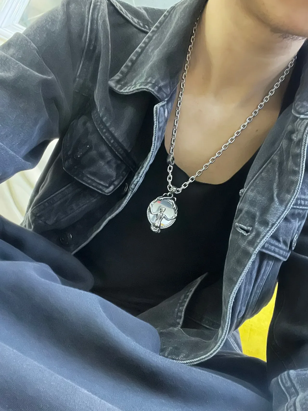 Gucci Silver Green Curb-Link Chain Circular Sculptural Pendant Necklace 6