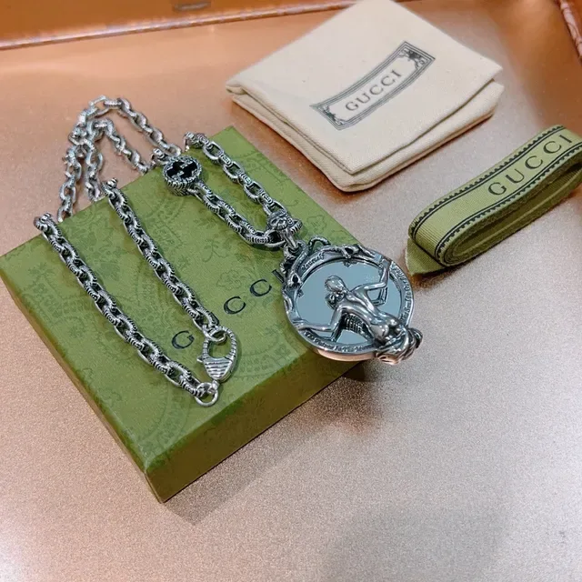 Gucci Silver Green Curb-Link Chain Circular Sculptural Pendant Necklace 9