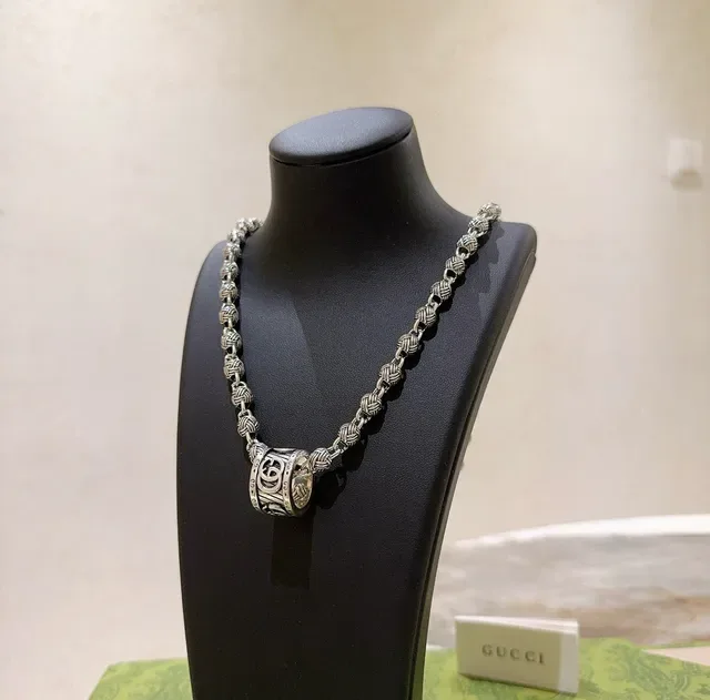 Gucci Silver Knotted-Link Chain Cylindrical Double-G Pendant Necklace 3