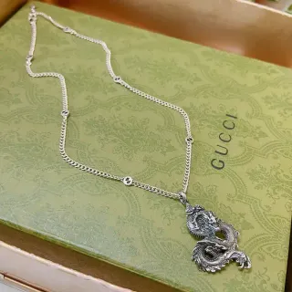 Gucci قلادة تنين منحوتة فضية سلسلة كيرب