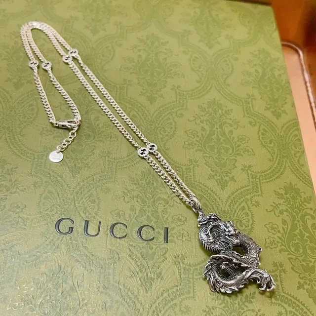 Gucci قلادة تنين منحوتة فضية سلسلة كيرب 4