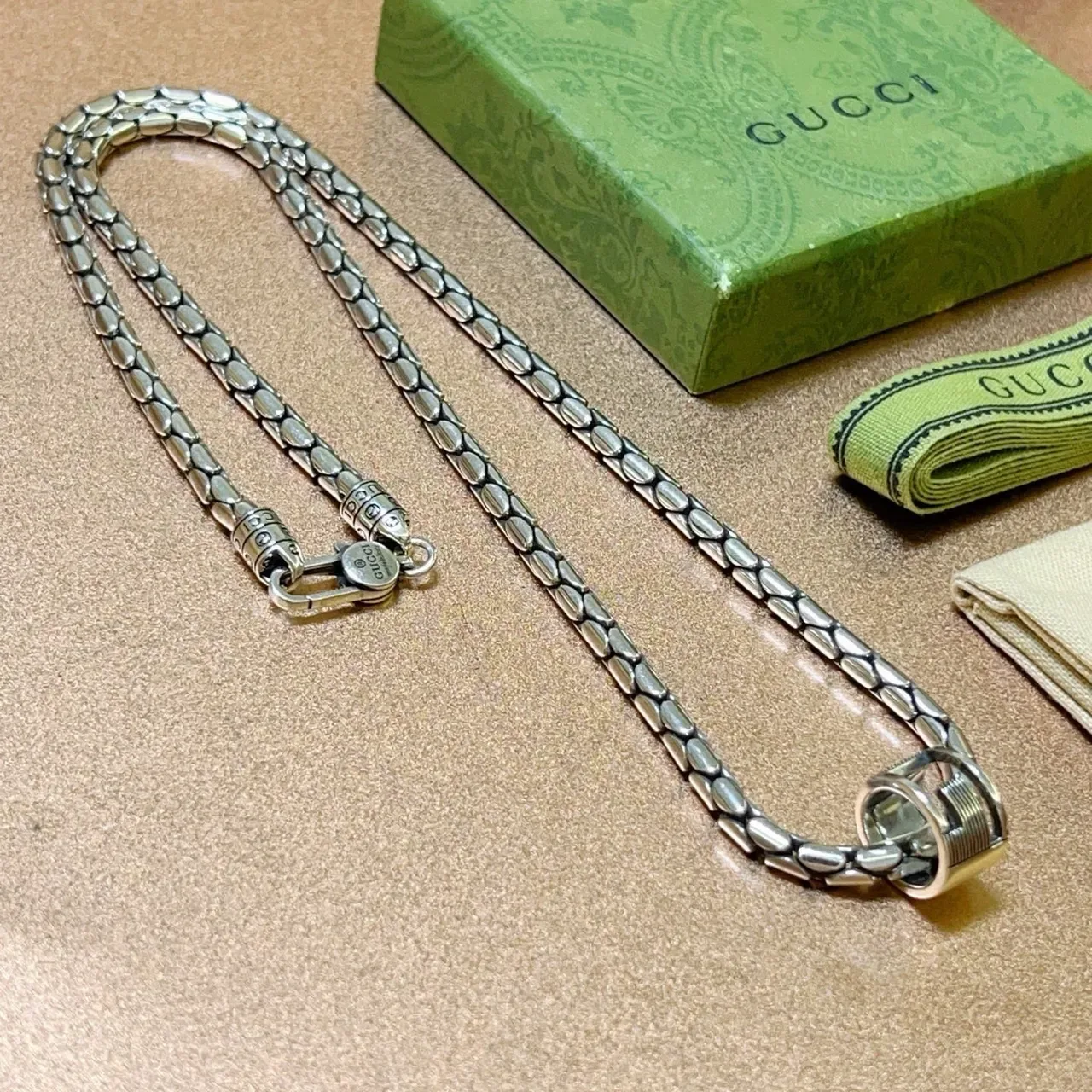 Gucci Collier Chaîne Texturée à Maillons de Tonalité Argentée 3