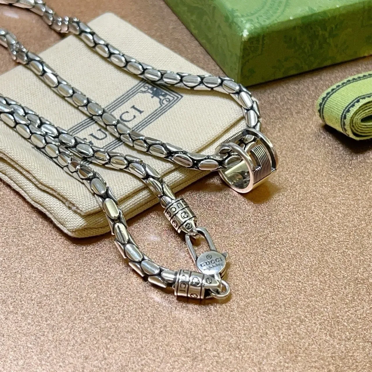 Gucci Collier Chaîne Texturée à Maillons de Tonalité Argentée 4