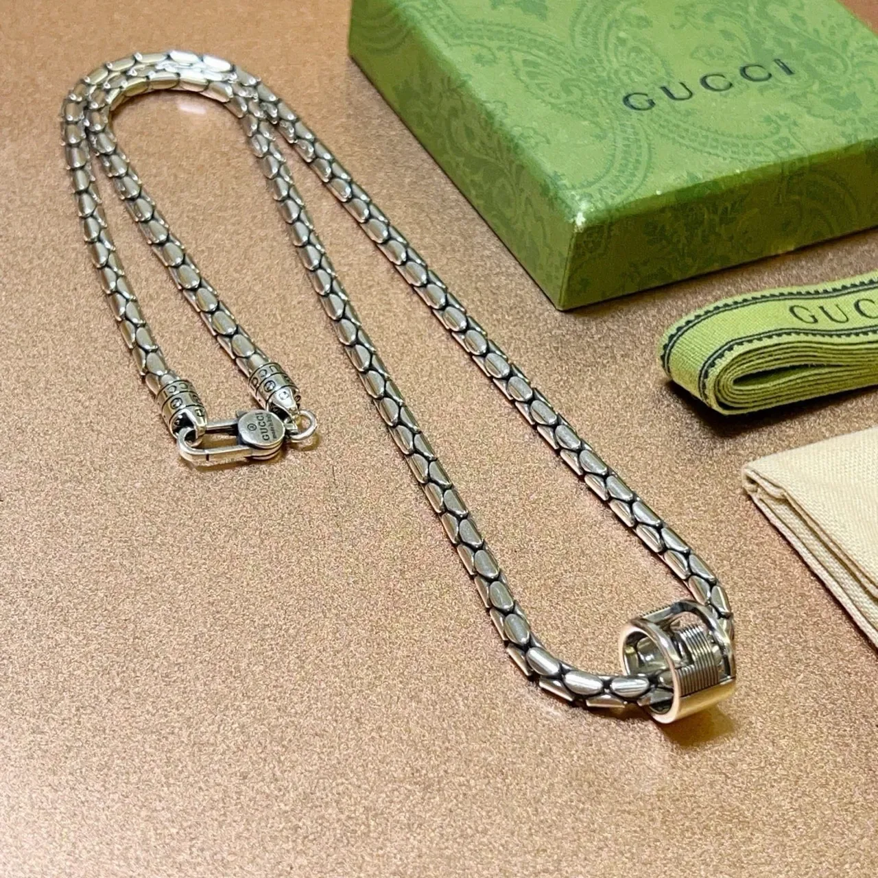 Gucci Collier Chaîne Texturée à Maillons de Tonalité Argentée 7