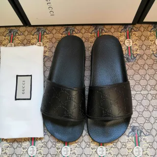 Gucci स्लाइड काला एम्बॉस्ड जीजी मोनोग्राम स्लिपर्स