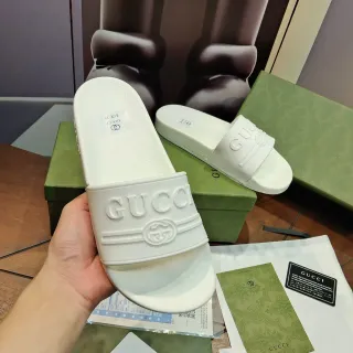 Gucci Slide सफेद एमबॉस्ड लोगो चप्पल