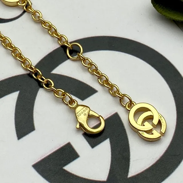Gucci Collier Pendentif Fraise Émail Chaîne Dorée 2