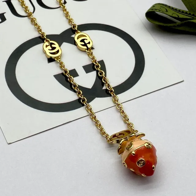 Gucci Collier Pendentif Fraise Émail Chaîne Dorée 3