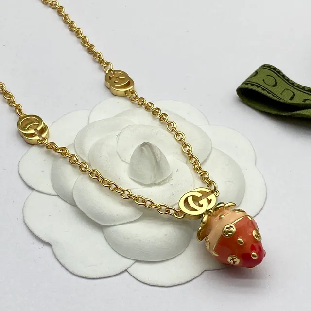 Gucci Collier Pendentif Fraise Émail Chaîne Dorée 4