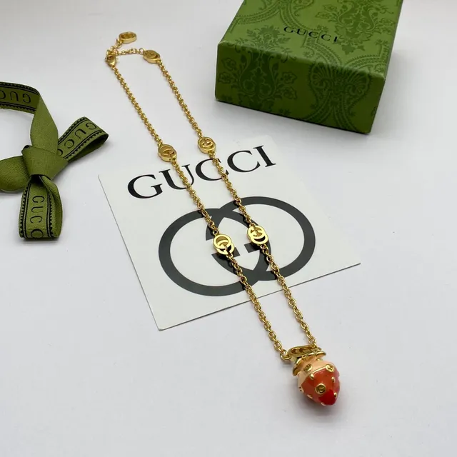 Gucci Collier Pendentif Fraise Émail Chaîne Dorée 5