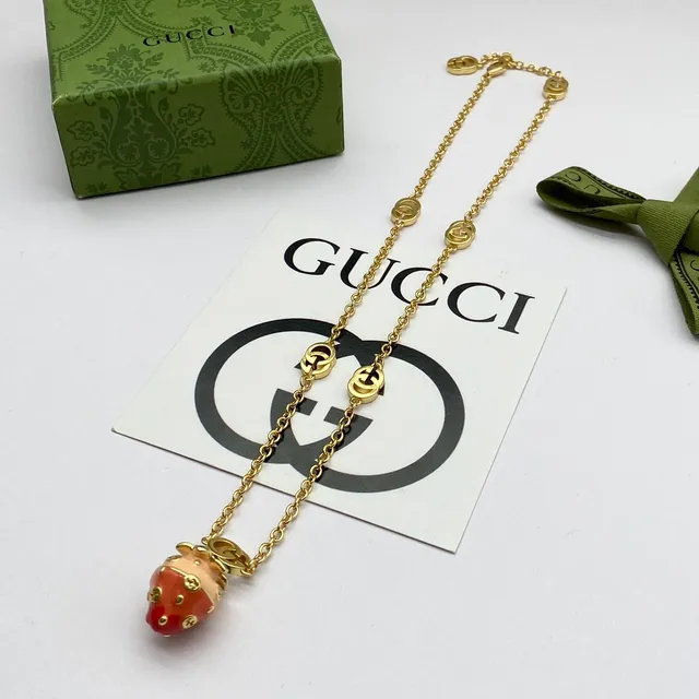 Gucci Collier Pendentif Fraise Émail Chaîne Dorée 6