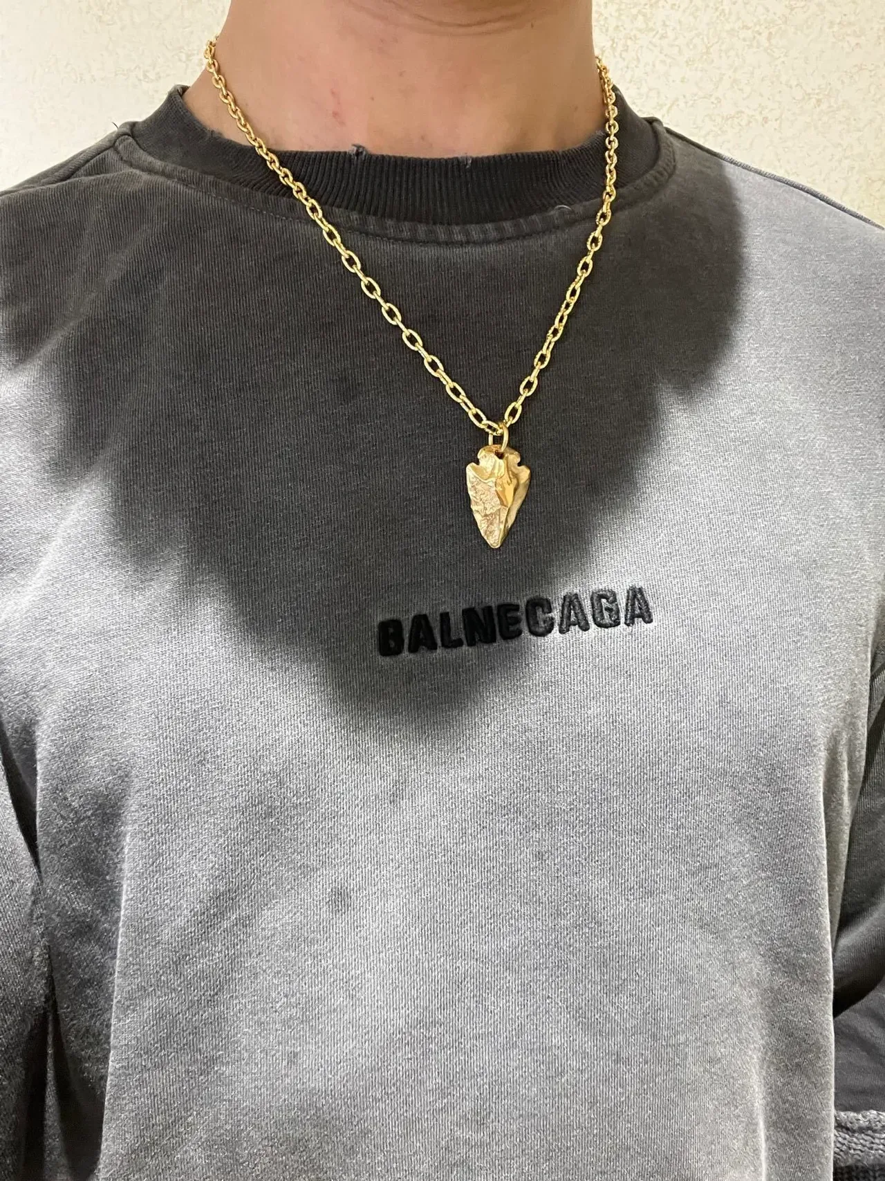 Gucci Textured Leaf Pendant Gold Chain Necklace 2