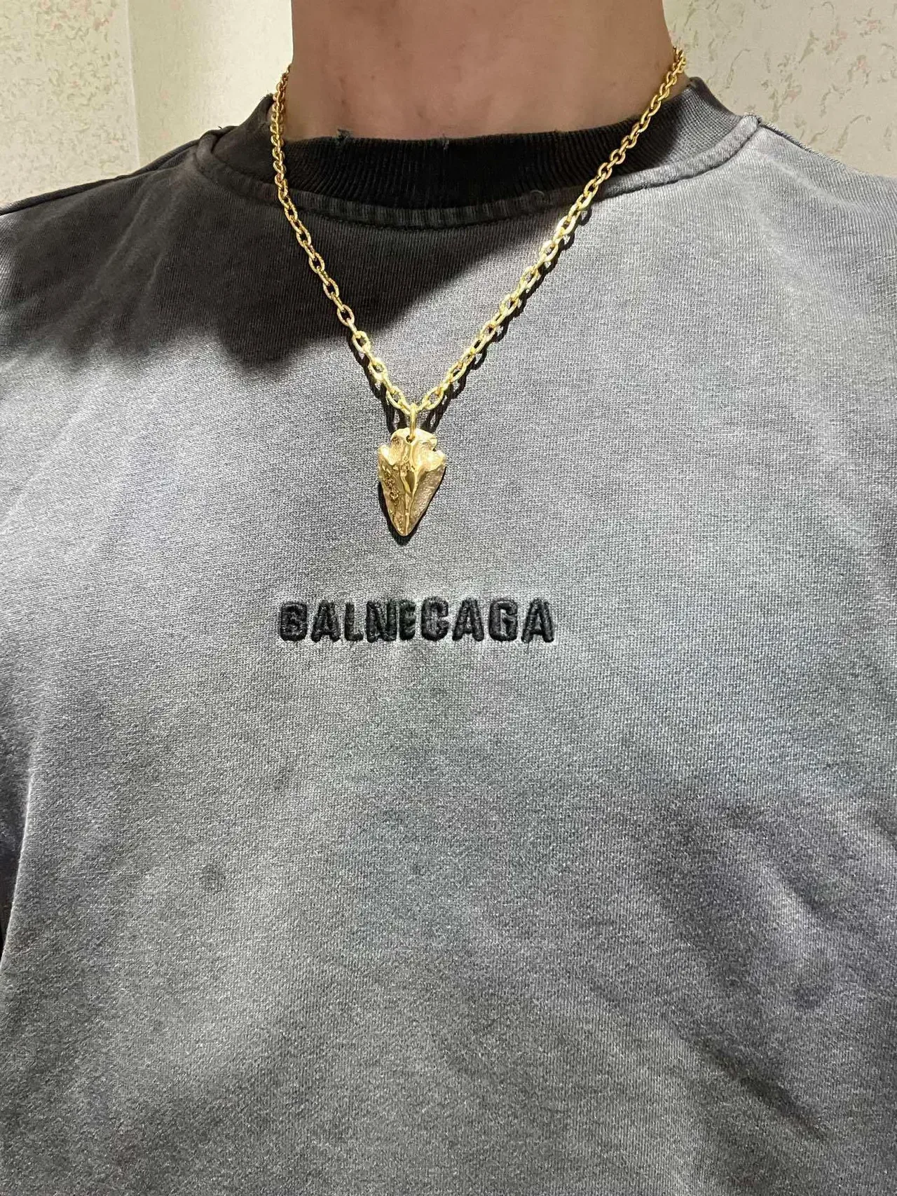 Gucci Textured Leaf Pendant Gold Chain Necklace 5