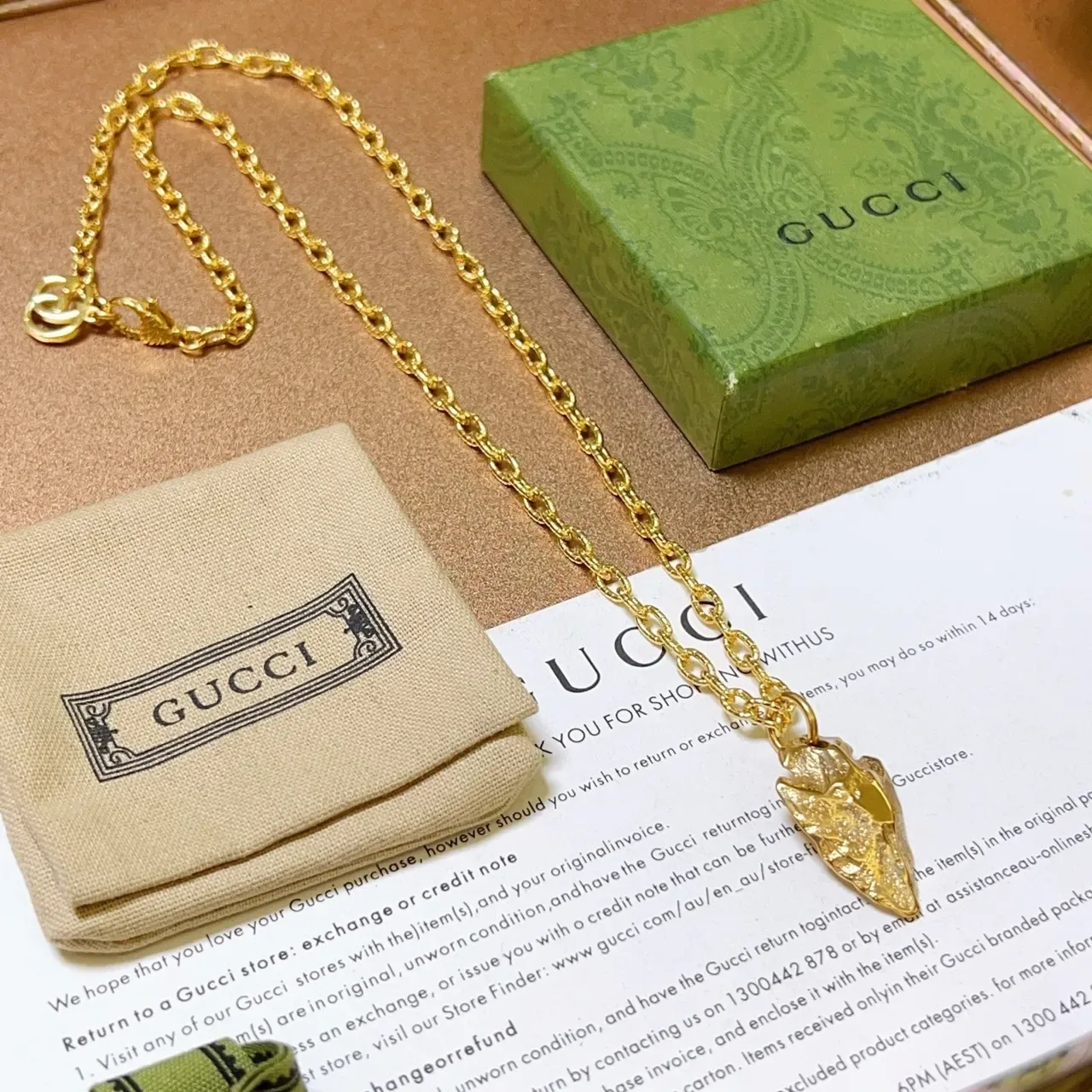 Gucci Textured Leaf Pendant Gold Chain Necklace 7