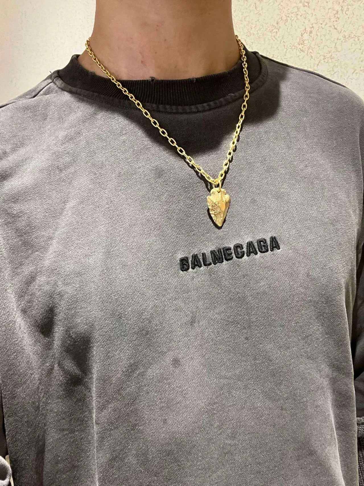 Gucci Textured Leaf Pendant Gold Chain Necklace 8
