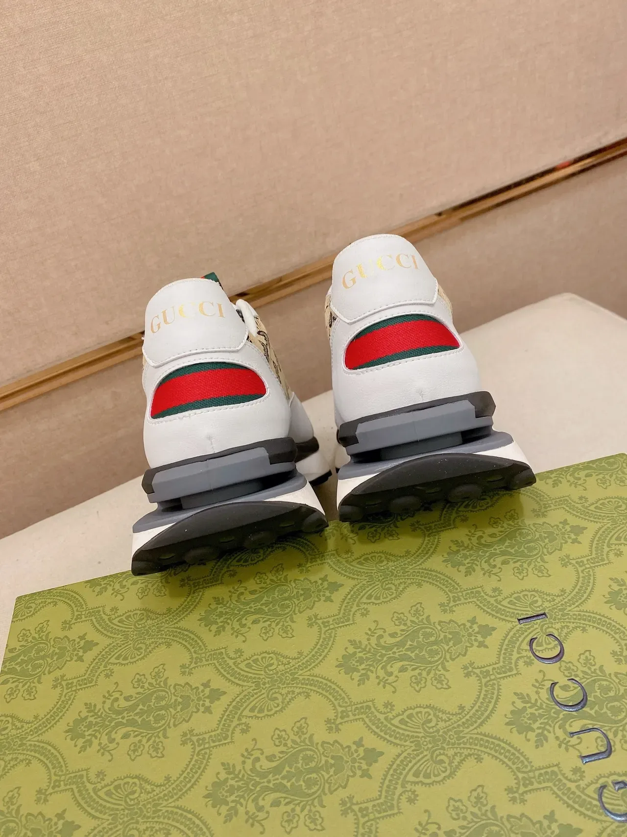 Gucci Tênis Lifestyle Brancos Bege GG Monogram Lona Couro Sobreposições 2