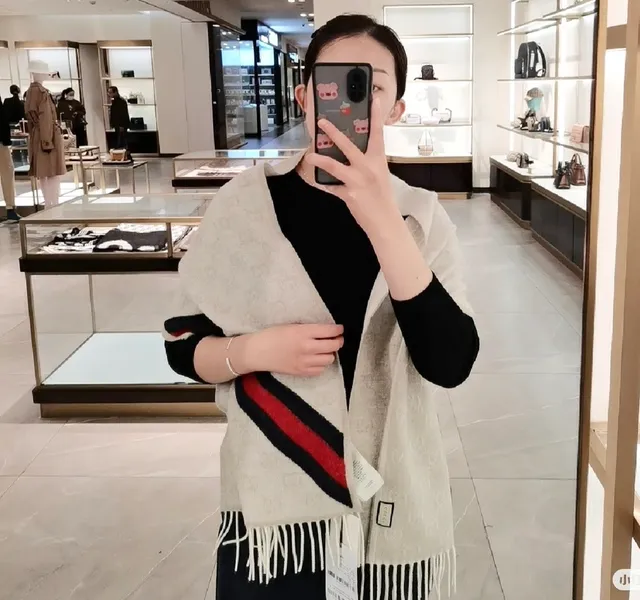 Gucci Cachecol de Cashmere Branco Multicolor com Bordas de Franjas Tecidas 2
