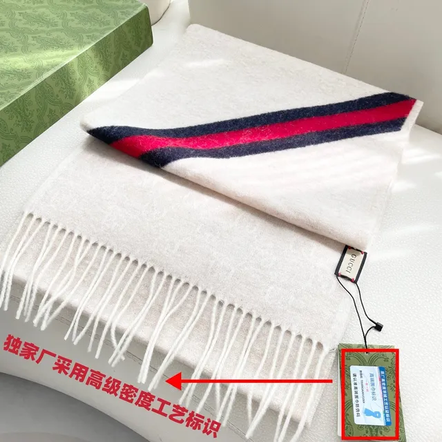 Gucci Cachecol de Cashmere Branco Multicolor com Bordas de Franjas Tecidas 6