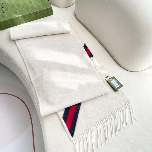 Gucci Cachecol de Cashmere Branco Multicolor com Bordas de Franjas Tecidas 8