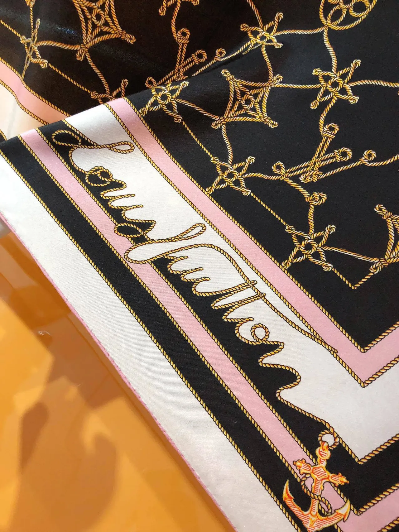 Hermès مطبوعة الأنكور والسلسلة أبيض أسود وردي ذهبي حريري 6