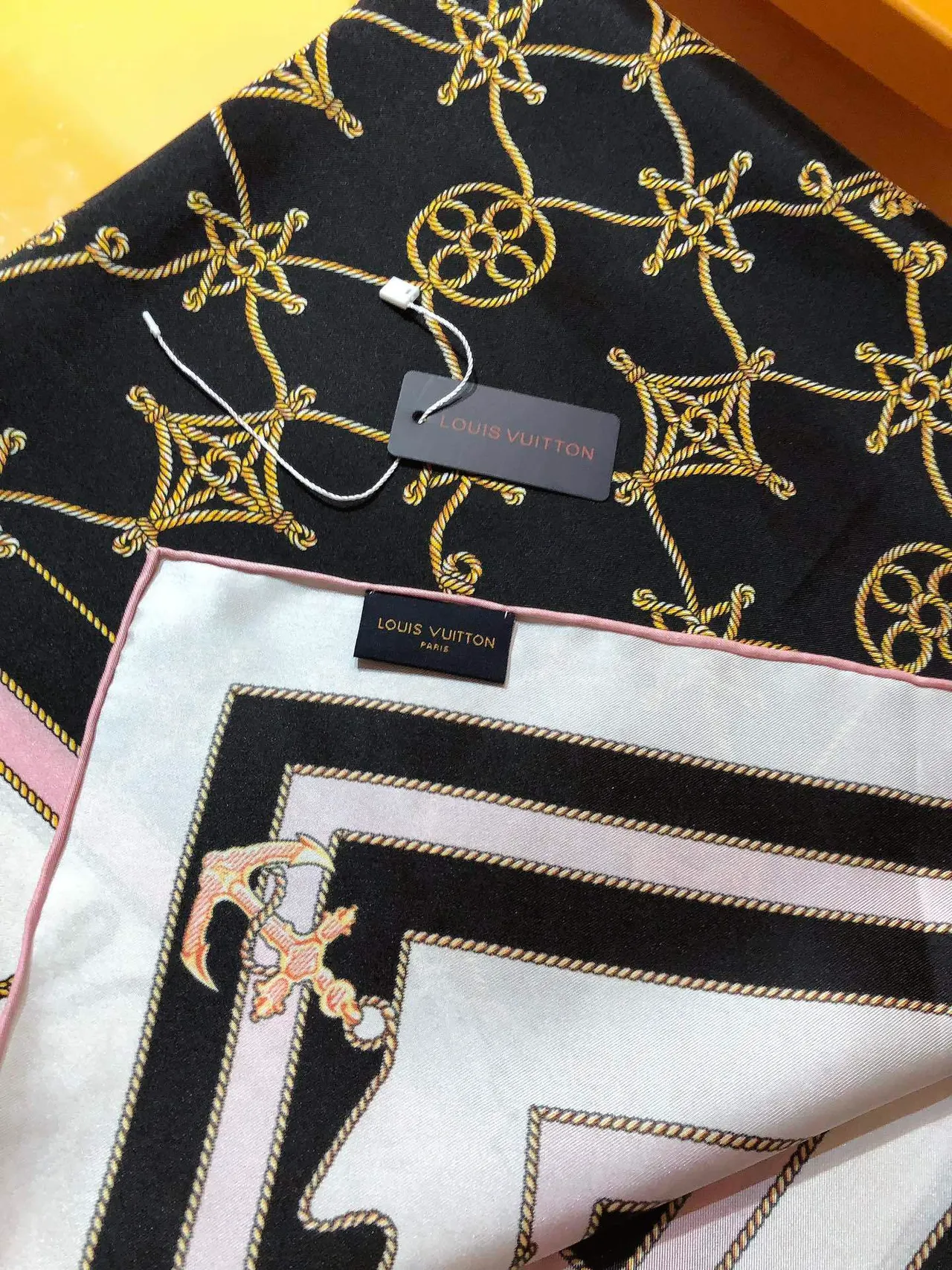 Hermès مطبوعة الأنكور والسلسلة أبيض أسود وردي ذهبي حريري 9