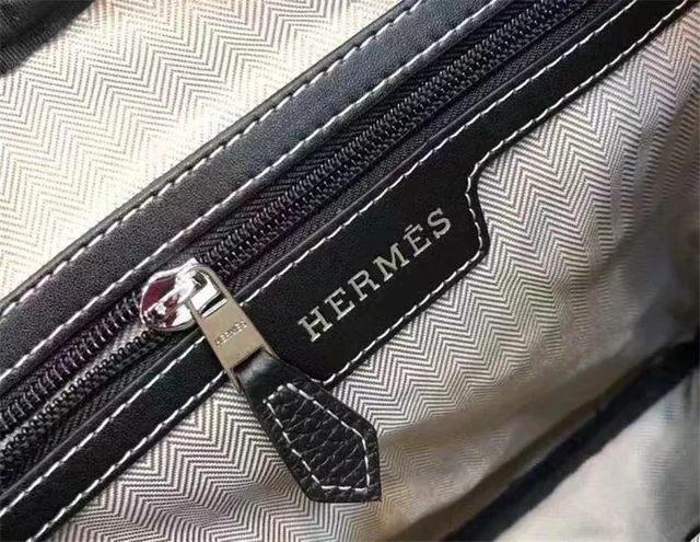 Hermès Black Pebbled Leather Rectangular Crossbody Bag 2
