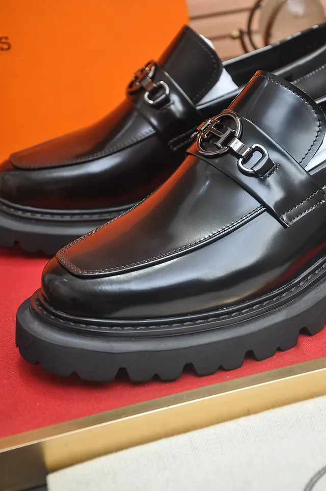 Hermès Black Polished Leather Horsebit Buckle Loafer 2