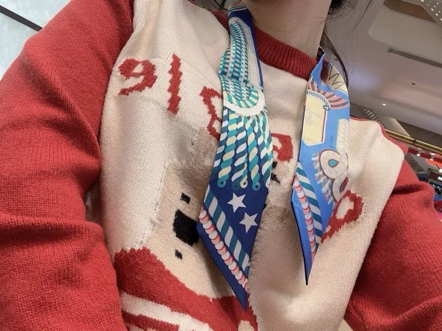 Hermès Écharpe de soie imprimée avec motif inspiré de la marine en bleu et orange 2